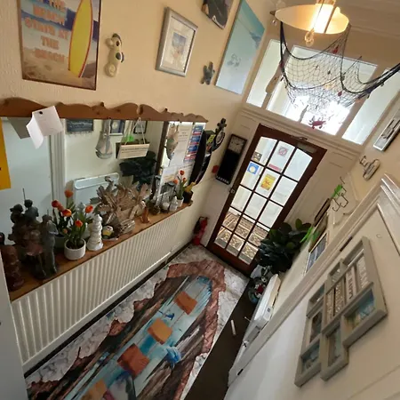 Victoria House - Self Catering Quiet - Adult Singles And Couples Only Гостевой дом Блэкпул