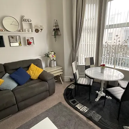 Victoria House - Self Catering Quiet - Adult Singles And Couples Only Гостевой дом *
