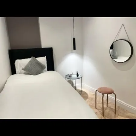 Modern Near Attractions Sleeps 7 Holiday home *