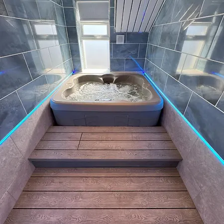 Edward Place Luxury Hot Tub * Blackpool