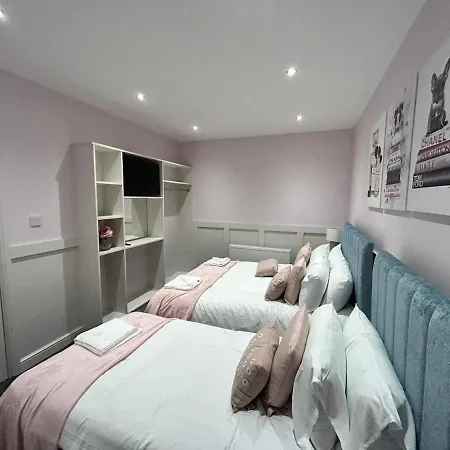 Full Private House Sleeping 26 Holiday home *
