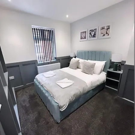 Full Private House Sleeping 26 Holiday home *