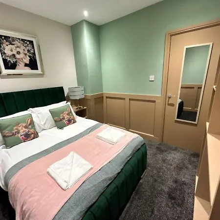 Full Private House Sleeping 26 Holiday home