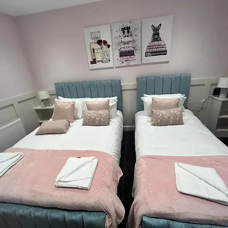 Holiday home Full Private House Sleeping 26 *