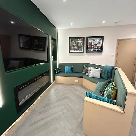 Full Private House Sleeping 26 Holiday home *
