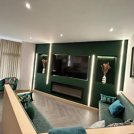 Full Private House Sleeping 26 * Blackpool
