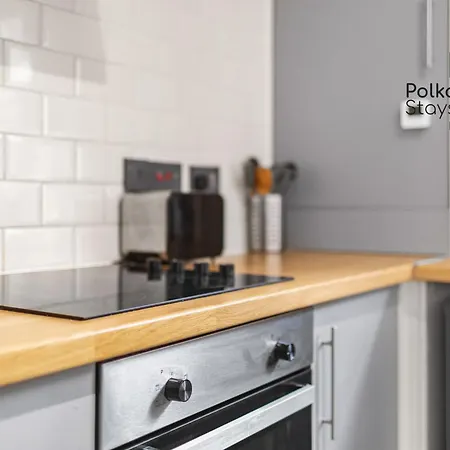 Polkadot Winter Gardens - Large Modern In By Polkastays Apartment