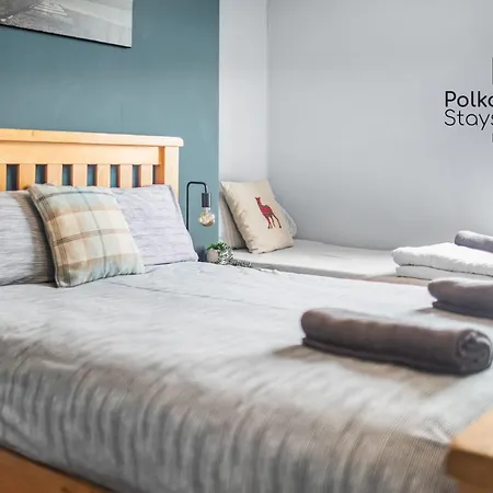 Polkadot Winter Gardens - Large Modern In By Polkastays Apartment