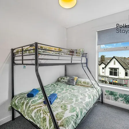 Polkadot Winter Gardens - Large Modern In By Polkastays Apartment