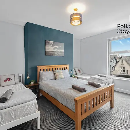 Apartment Polkadot Winter Gardens - Large Modern In By Polkastays