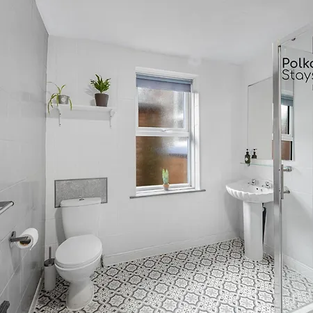 Polkadot Winter Gardens - Large Modern In By Polkastays Blackpool