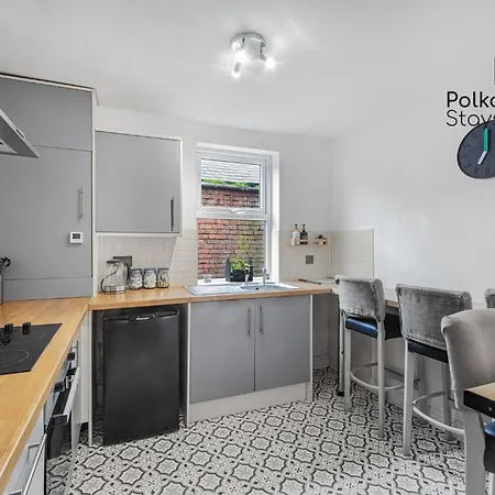 Apartment Polkadot Winter Gardens - Large Modern In By Polkastays *