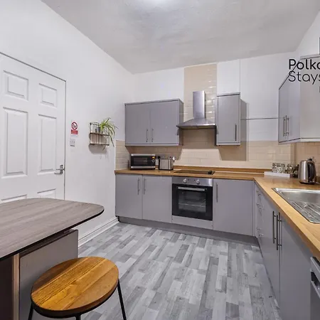 Apartment Polkadot Winter Gardens - Large Modern In By Polkastays