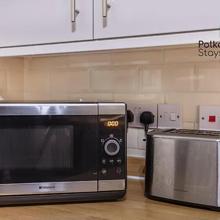 Polkadot Winter Gardens - Large Modern In By Polkastays Apartment *