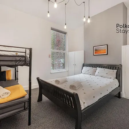 Apartment Polkadot Winter Gardens - Large Modern In By Polkastays *