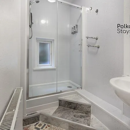 Polkadot Winter Gardens - Large Modern In By Polkastays * Blackpool