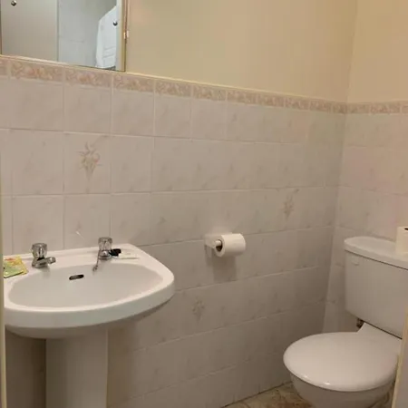Oyo Wave Crest Hotel
