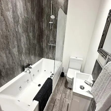 Apartment Hornby Luxury Hot Tub And Jacuzzi Suites