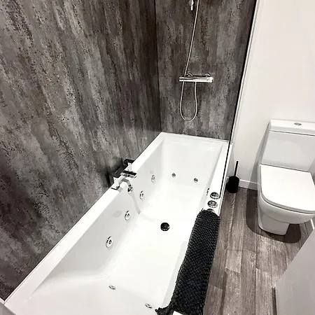 Hornby Luxury Hot Tub And Jacuzzi Suites *