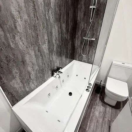 Hornby Luxury Hot Tub And Jacuzzi Suites Apartment *
