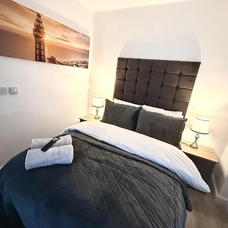Hornby Luxury Hot Tub And Jacuzzi Suites Apartment *