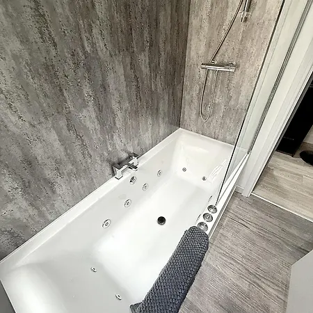 Hornby Luxury Hot Tub And Jacuzzi Suites Apartment *