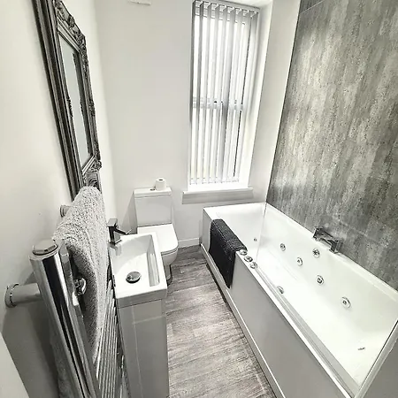 Hornby Luxury Hot Tub And Jacuzzi Suites Apartment