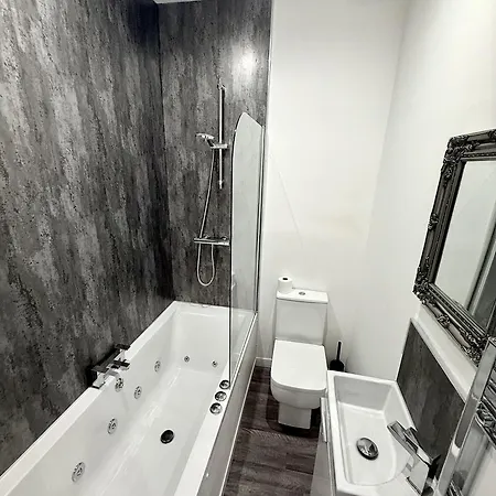 Hornby Luxury Hot Tub And Jacuzzi Suites Apartment