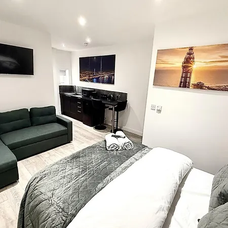 Hornby Luxury Hot Tub And Jacuzzi Suites Apartment