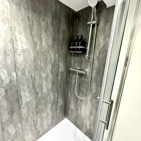 Hornby Luxury Hot Tub And Jacuzzi Suites Apartment
