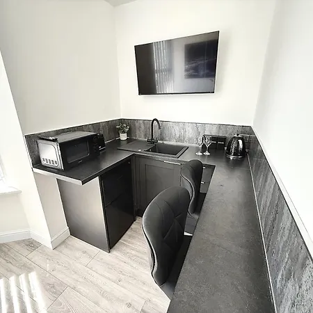 Hornby Luxury Hot Tub And Jacuzzi Suites Apartment *