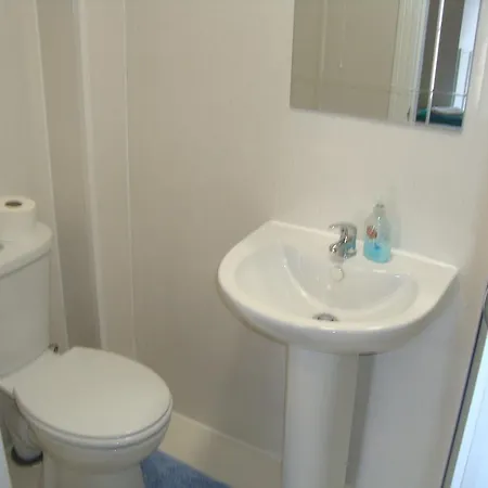 Konukevi Tuxford House 2*