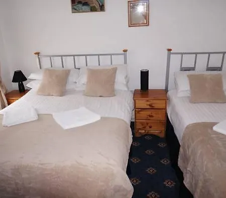 The Shores Hotel, Hotel