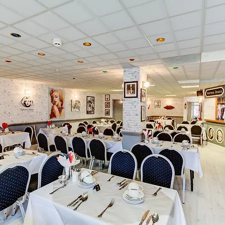 Hotel The Sandringham Court & Apartment-all Groups Welcome 3*