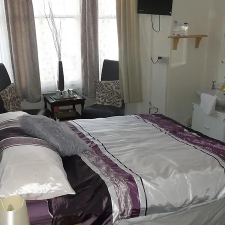 Crooked Retreat Pensionat 3*