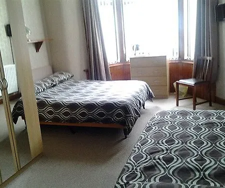 Lyndene 3*