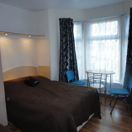 Ivanhoe Hotel 2*