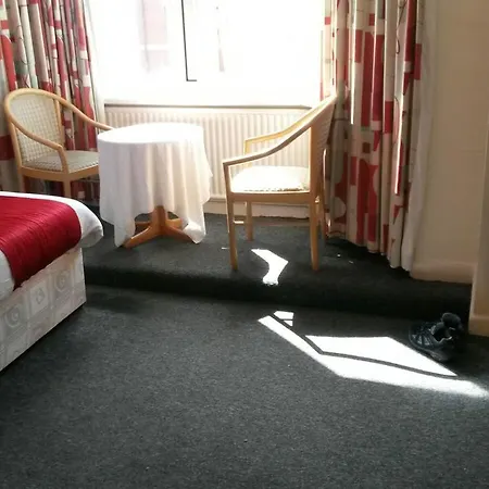 Chequers Plaza Hotel 2*