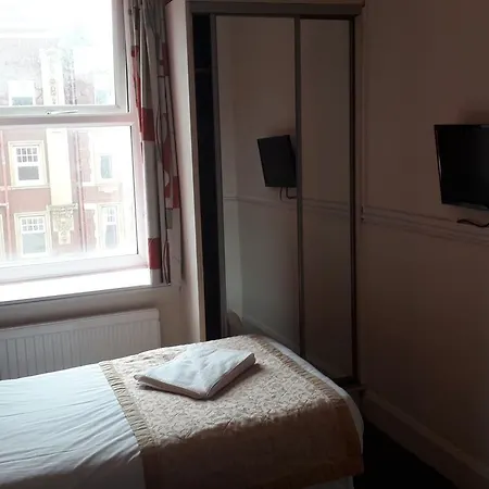 Chequers Plaza Hotel 2*
