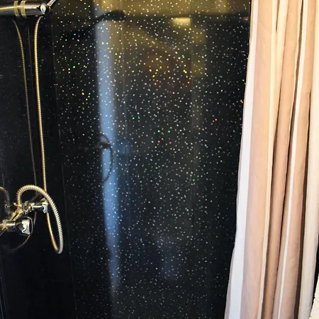 The Clarendon Showtel Отель 2*