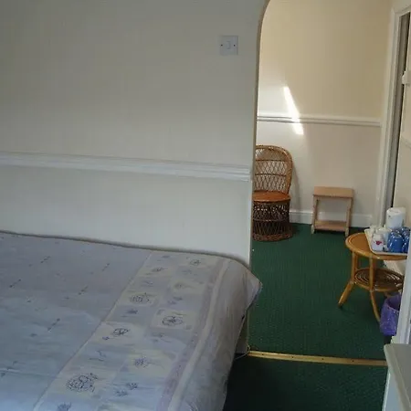 Konukevi Tuxford House 2*