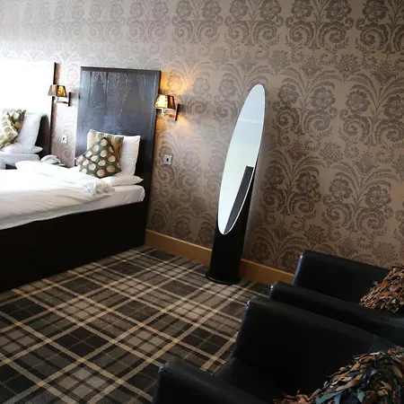 On The Prom At The Fernlea 3*