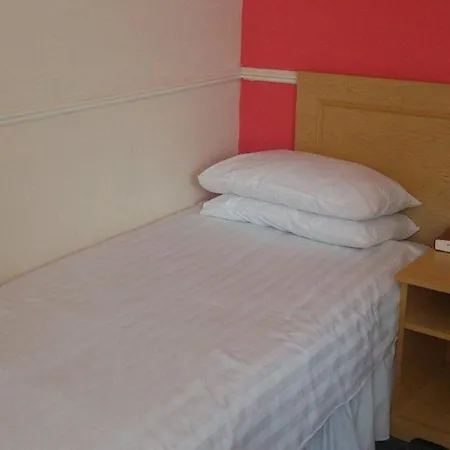 Chequers Plaza Hotel 2*