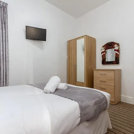 Hotel The Sandringham Court & Apartment-all Groups Welcome