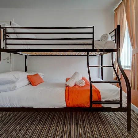 Hotel The Sandringham Court & Apartment-all Groups Welcome 3*
