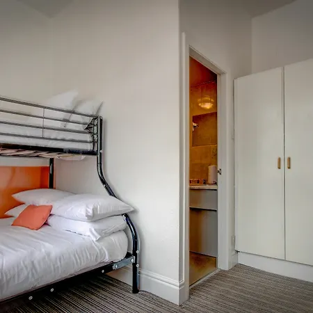 Hotel The Sandringham Court & Apartment-all Groups Welcome 3*