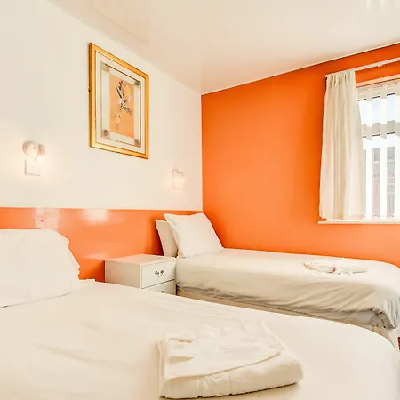 Hotel The Sandringham Court & Apartment-all Groups Welcome 3*