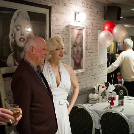 The Sandringham Court & Apartment-all Groups Welcome Blackpool