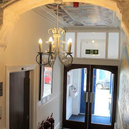Backpackers & 2* Blackpool