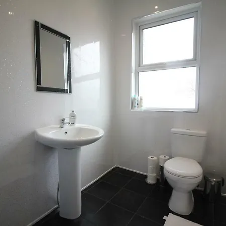 Henthorne Choice - Large - Close To Town Centre * Blackpool